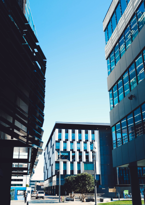 Tim PT Intekmas sedang berdiskusi proyek