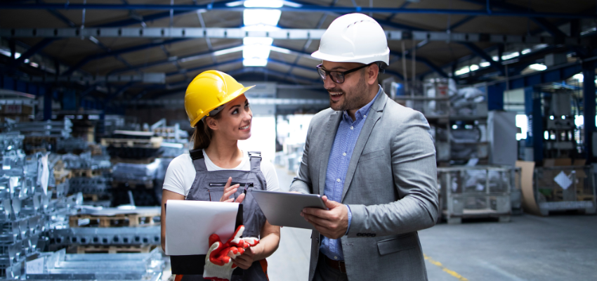 Insinyur industri sedang merancang proses produksi